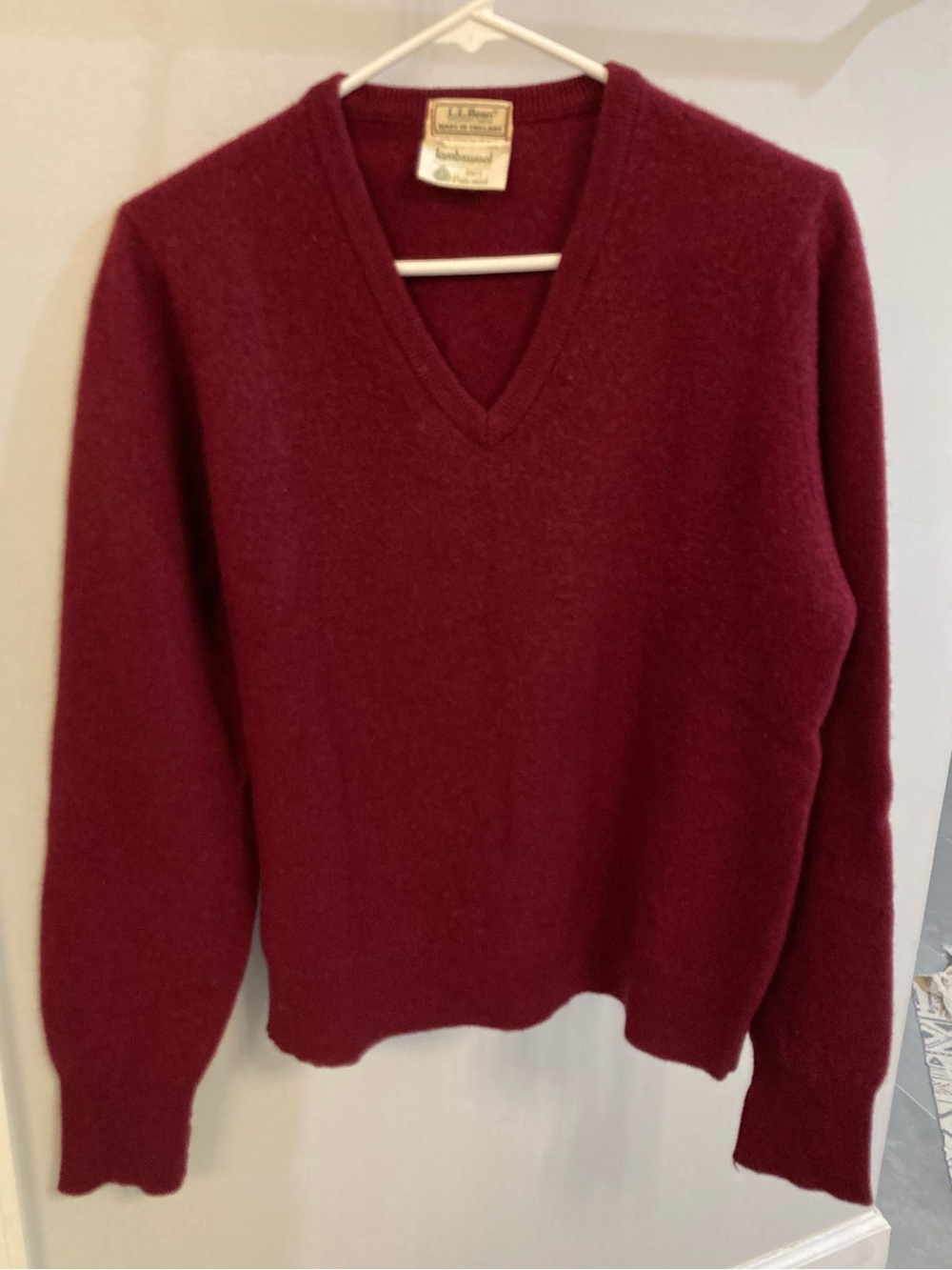 VINTAGE L.L. BEAN MENS 100% LAMBS WOOL V NECK SWEATER ENGLAND BURGUNDY SZ L